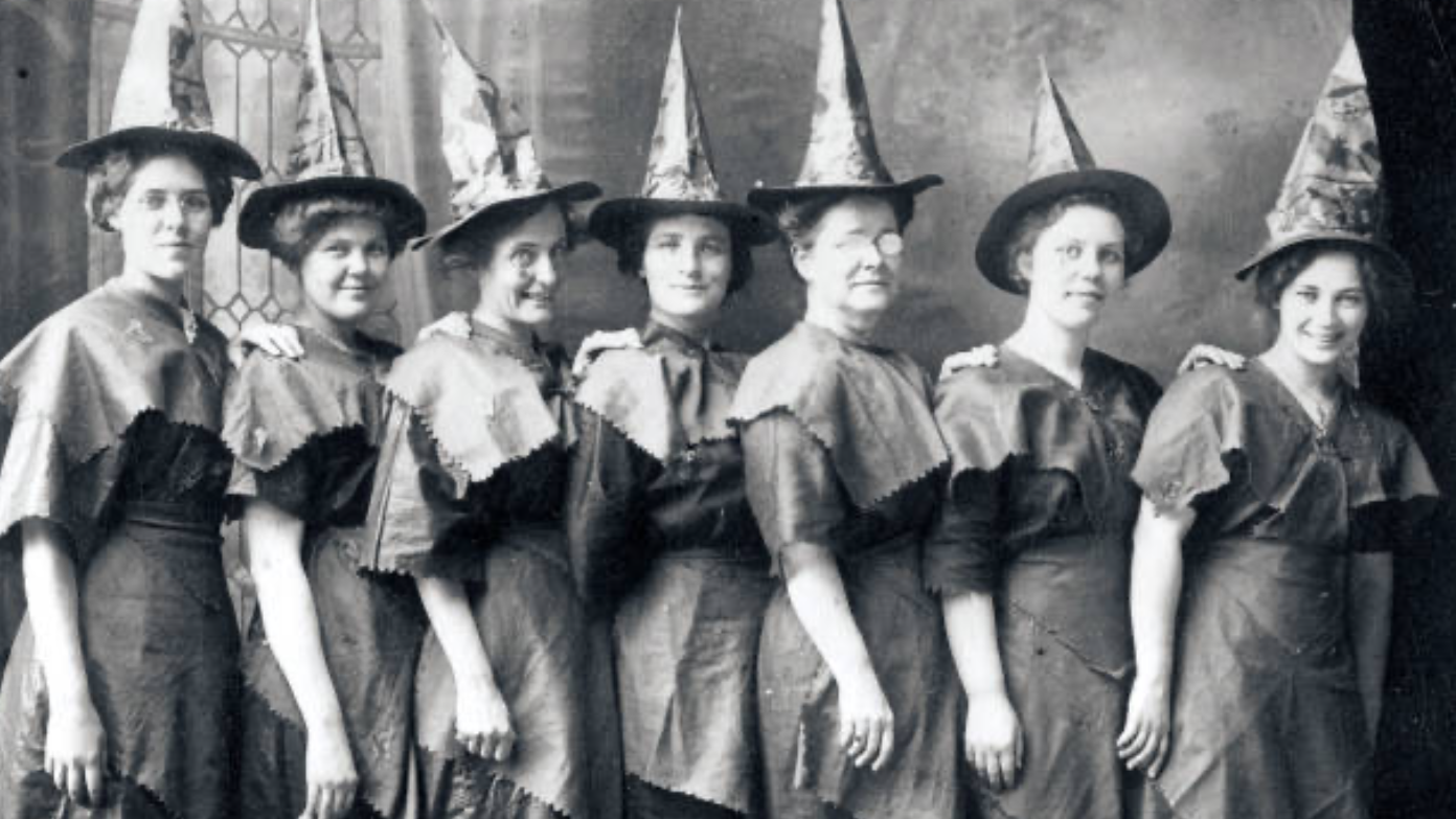 Ženy v Halloweenském kostýmu čarodějnic